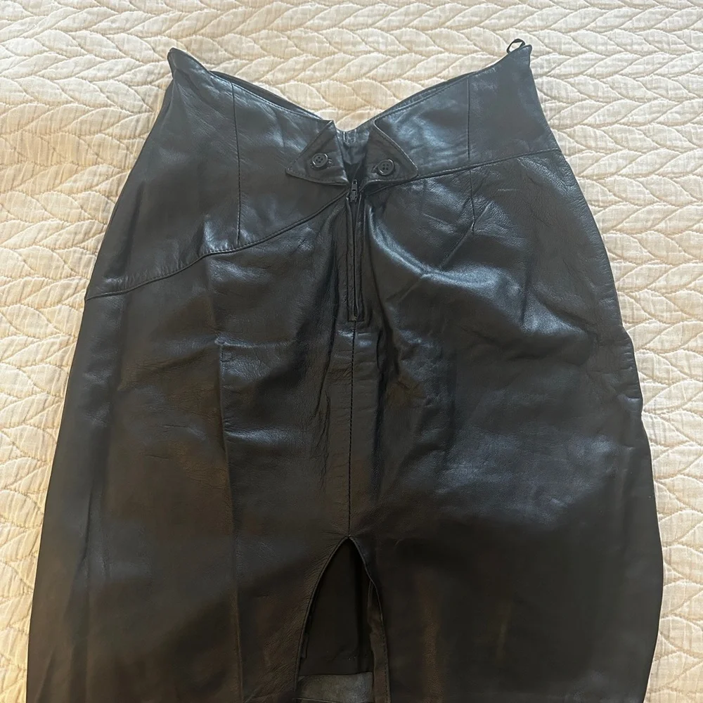 - Vintage 1980s Italian black leather skirt